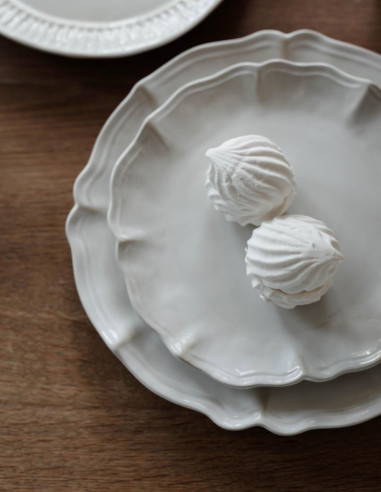 SMALL STONEWARE JUDITH PLATE