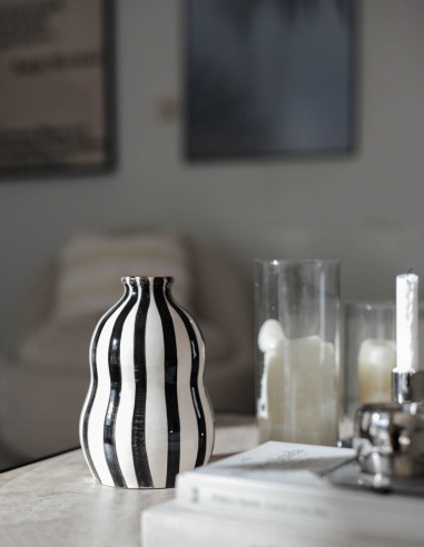 TERRACOTTA VASE IN BLACK